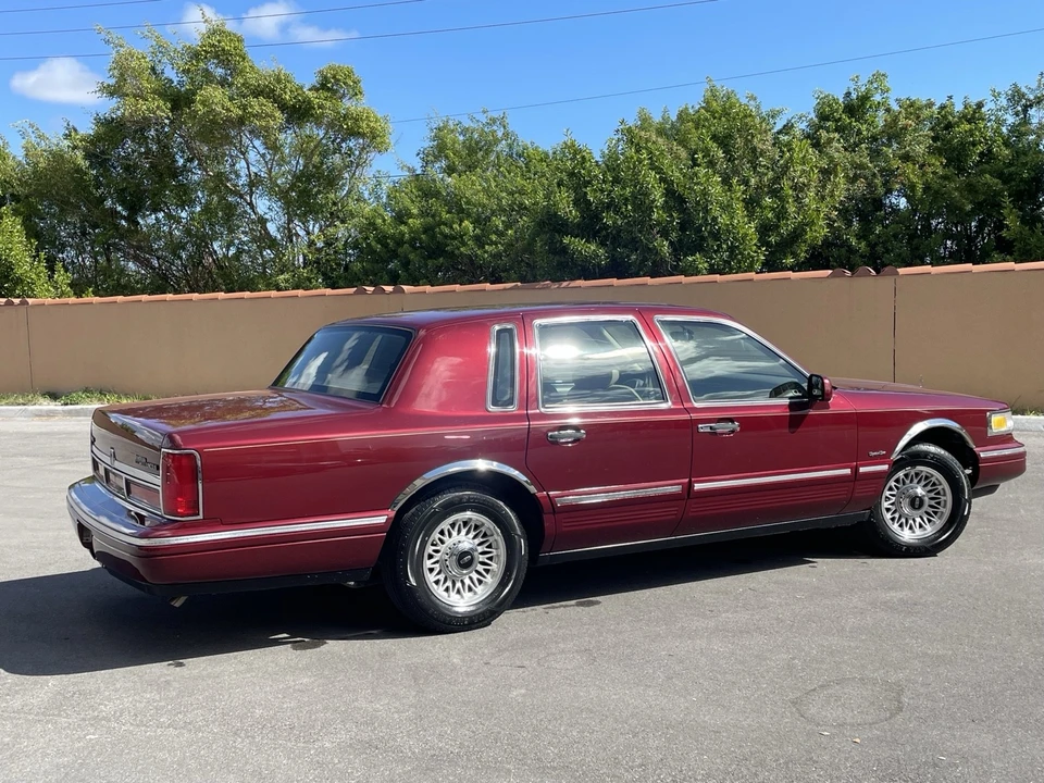 1997 Lincoln Town Car - Image 10 of 21