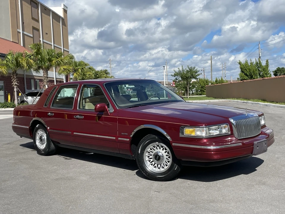 1997 Lincoln Town Car - Image 2 of 21