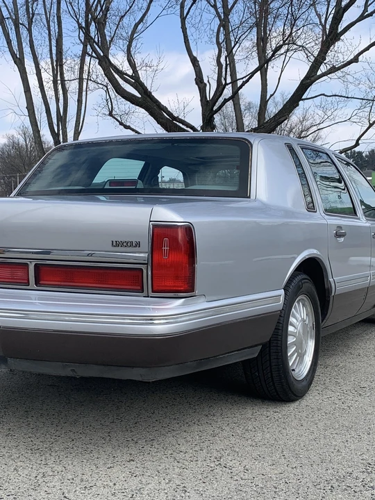 1997 Lincoln Town Car - Image 4 of 12