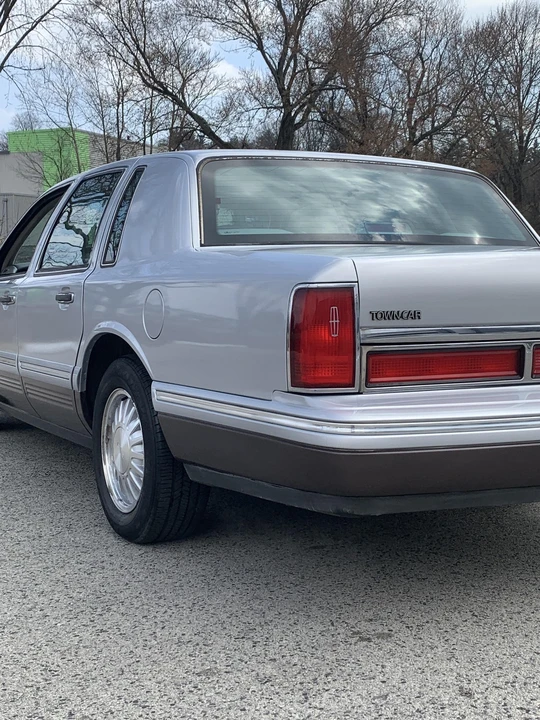 1997 Lincoln Town Car - Image 6 of 12