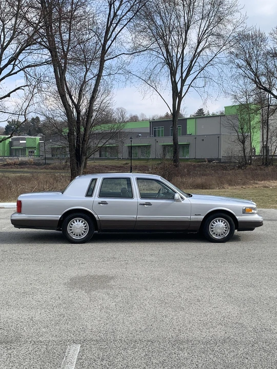 1997 Lincoln Town Car - Image 2 of 12