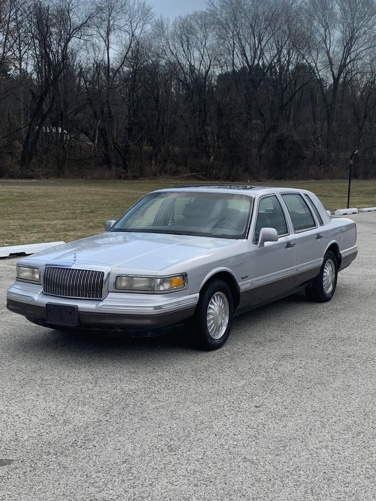 1997 Lincoln Town Car - Image 9 of 12