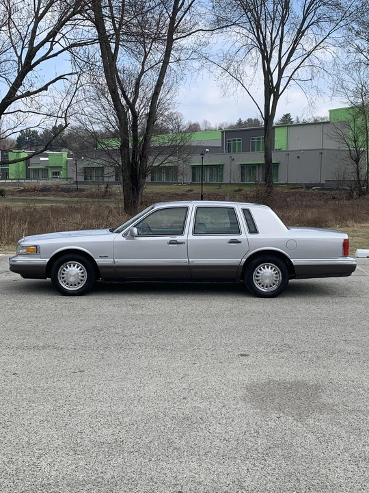 1997 Lincoln Town Car - Image 8 of 12
