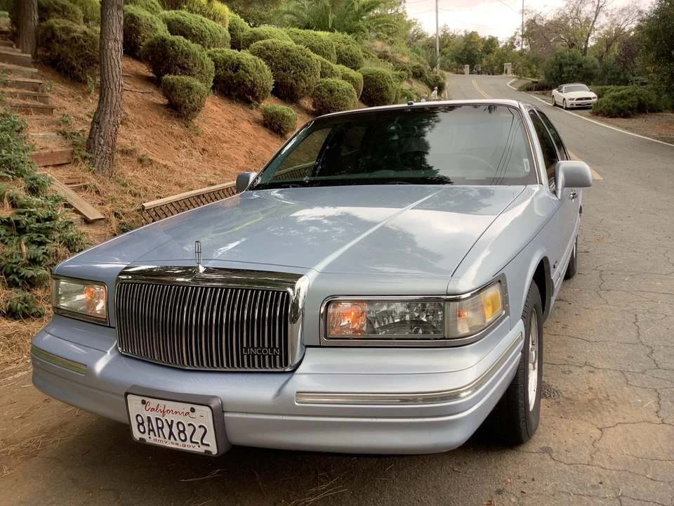 1997 Lincoln Town Car - Image 10 of 21