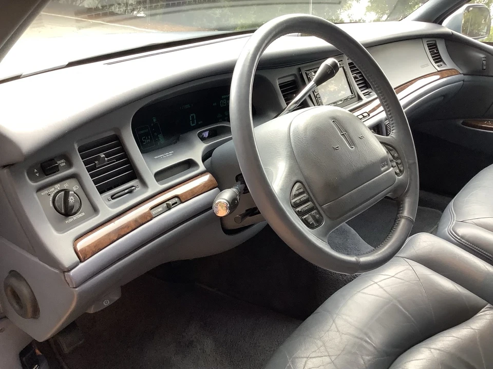 1997 Lincoln Town Car - Image 14 of 21