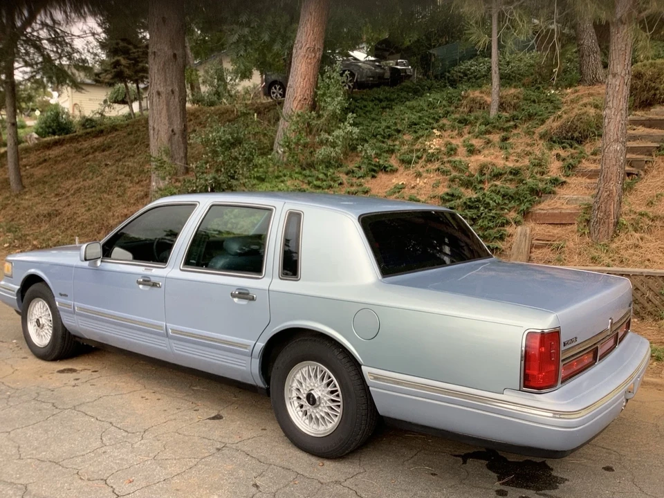 1997 Lincoln Town Car - Image 8 of 21