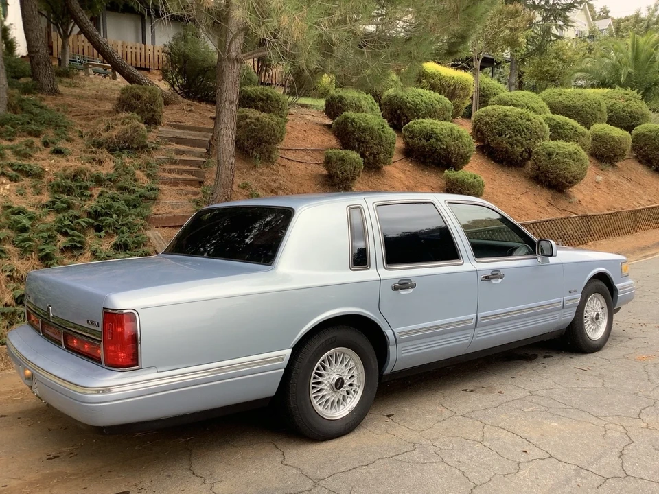 1997 Lincoln Town Car - Image 4 of 21