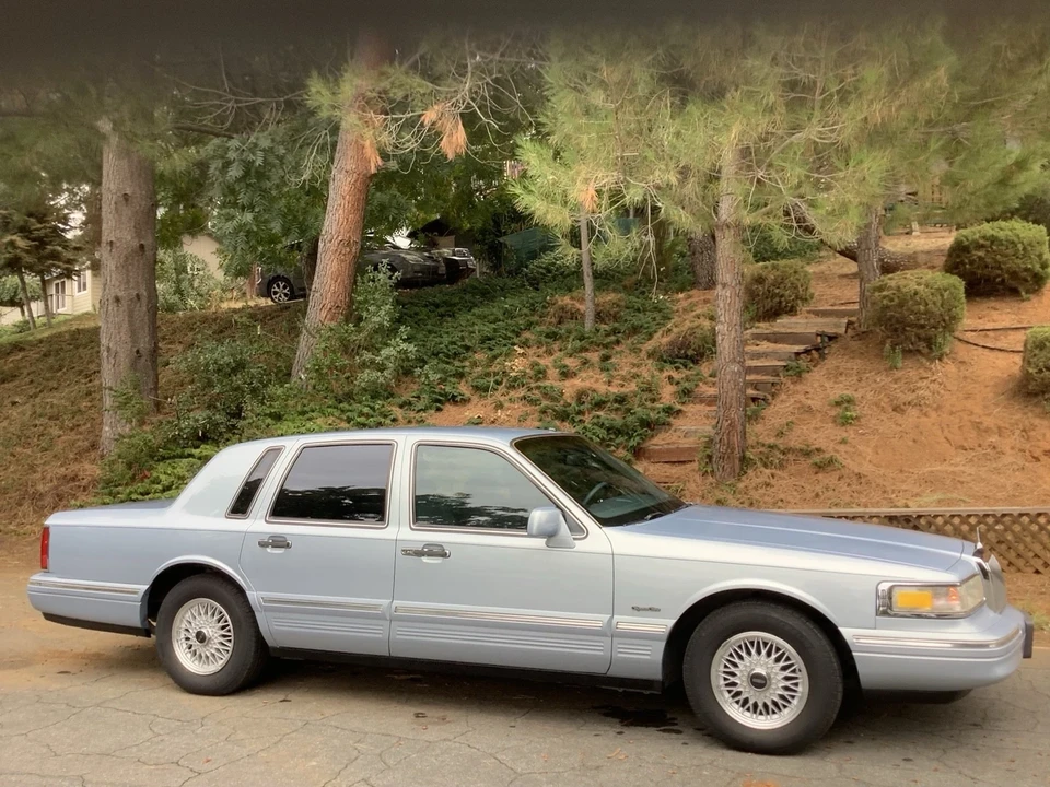 1997 Lincoln Town Car - Image 3 of 21