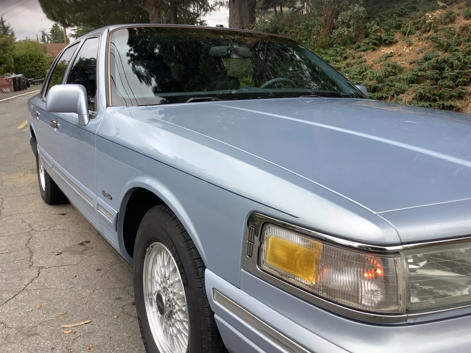 1997 Lincoln Town Car - Image 2 of 21