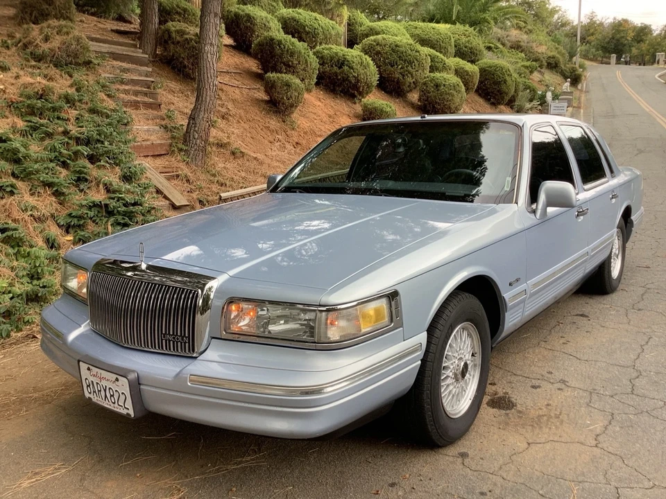 1997 Lincoln Town Car - Image 9 of 21