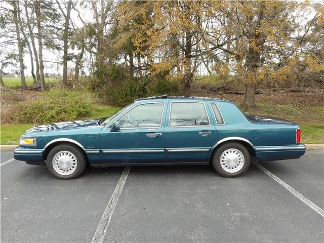 1997 Lincoln Town Car - Image 8 of 12