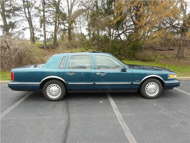 1997 Lincoln Town Car - Image 2 of 12