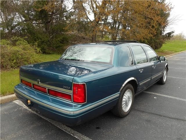 1997 Lincoln Town Car - Image 3 of 12