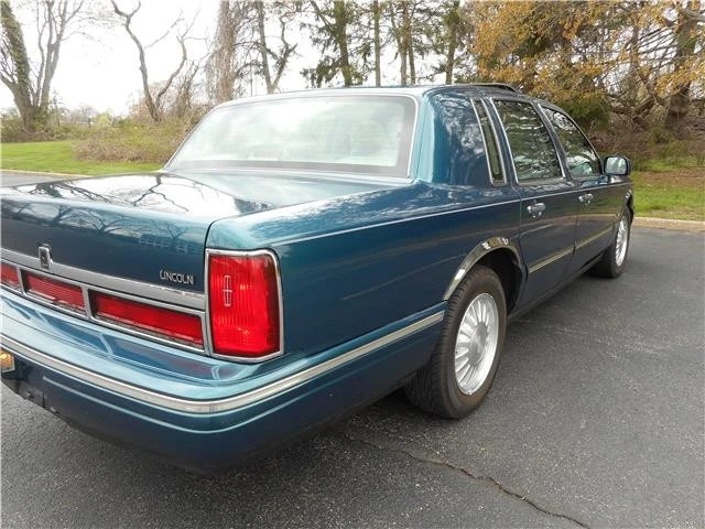 1997 Lincoln Town Car - Image 4 of 12