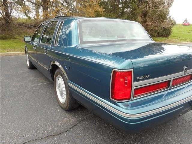 1997 Lincoln Town Car - Image 6 of 12