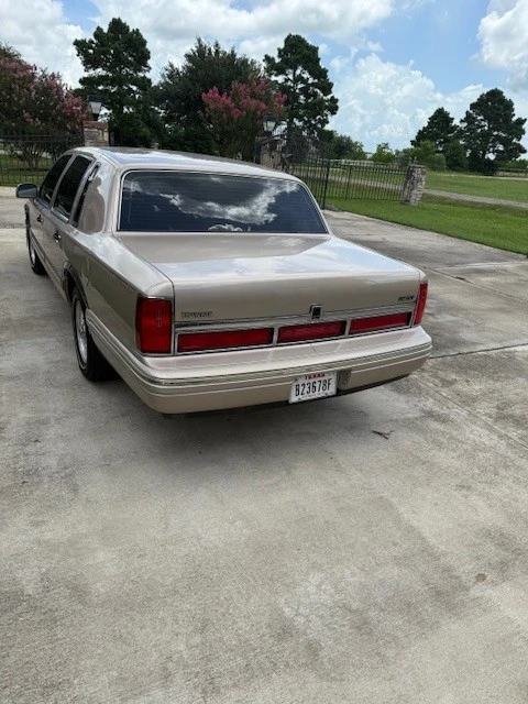 1997 Lincoln Town Car - Image 3 of 13