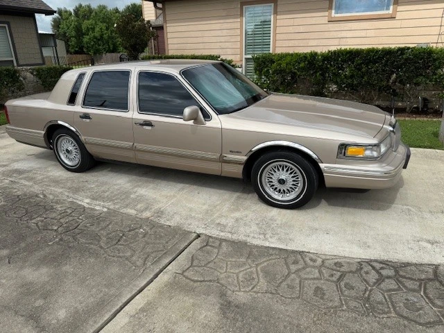 1997 Lincoln Town Car - Image 2 of 13