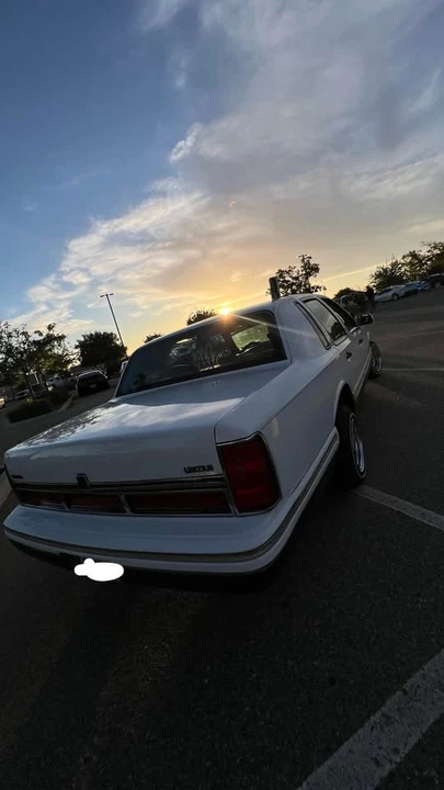 1997 Lincoln Town Car - Image 2 of 8