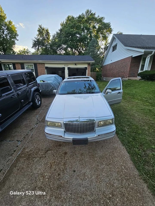 1997 Lincoln Town Car - Image 3 of 17