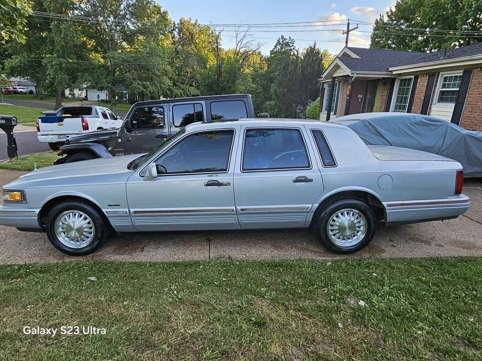 1997 Lincoln Town Car - Image 13 of 17