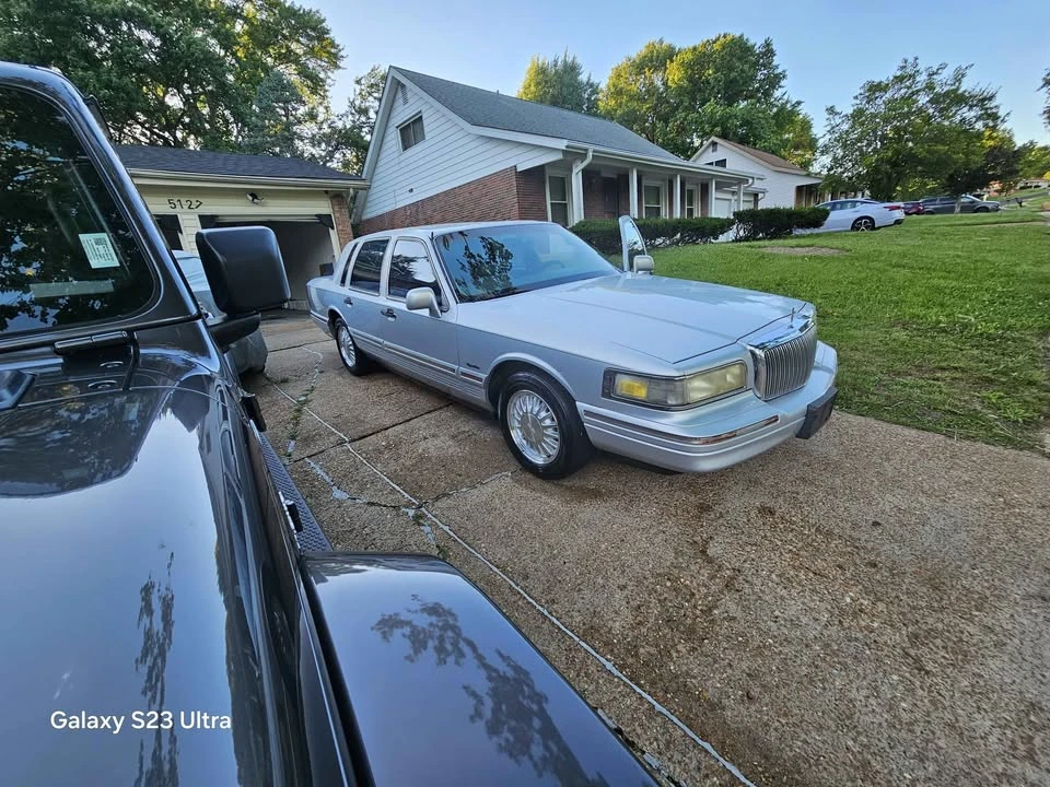 1997 Lincoln Town Car - Image 2 of 17