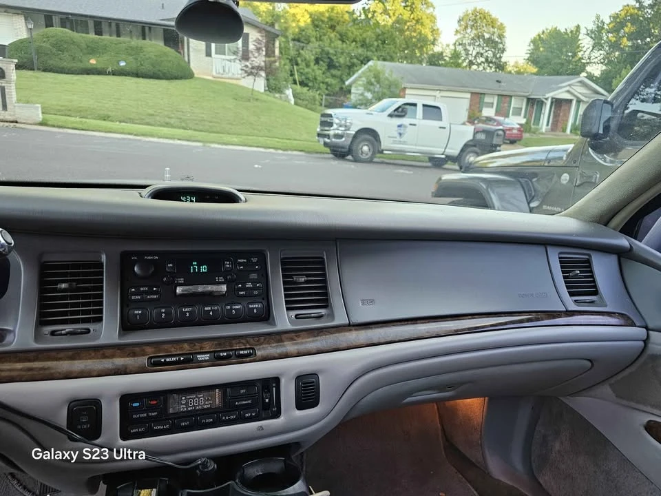 1997 Lincoln Town Car - Image 10 of 17