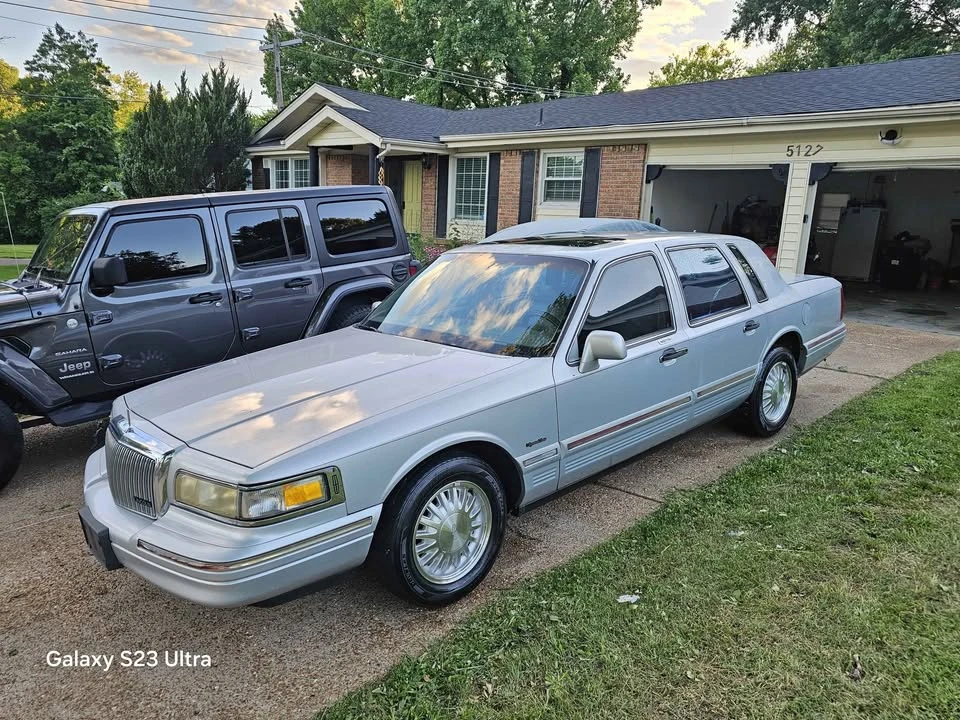 1997 Lincoln Town Car - Image 11 of 17