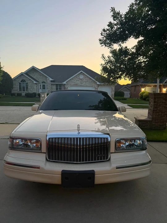 1997 Lincoln Town Car - Image 2 of 18