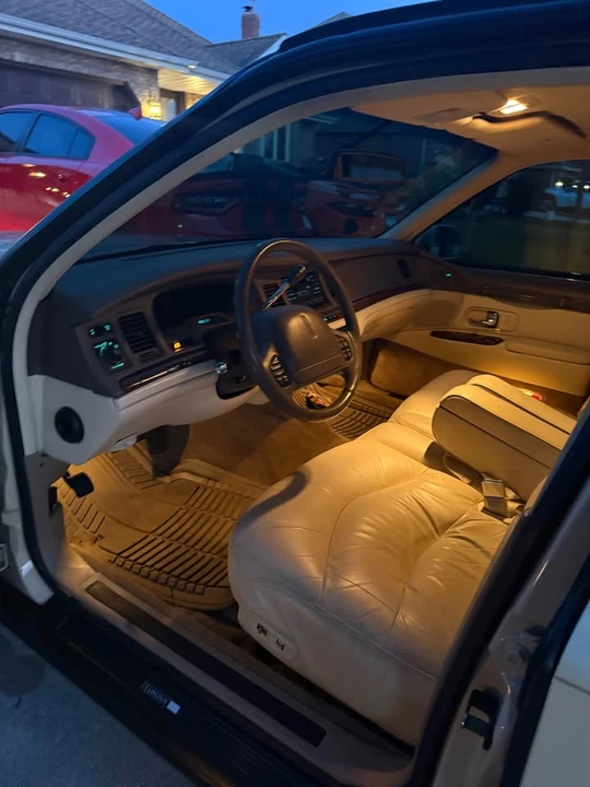 1997 Lincoln Town Car - Image 10 of 18