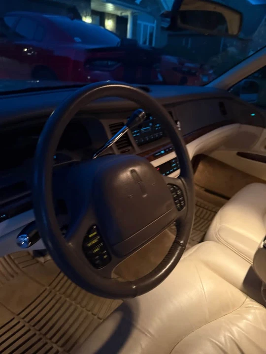 1997 Lincoln Town Car - Image 11 of 18