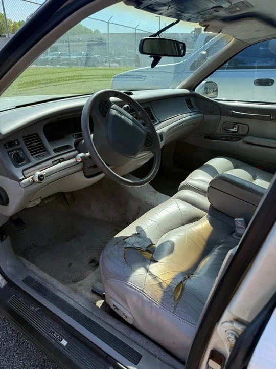 1997 Lincoln Town Car - Image 8 of 10