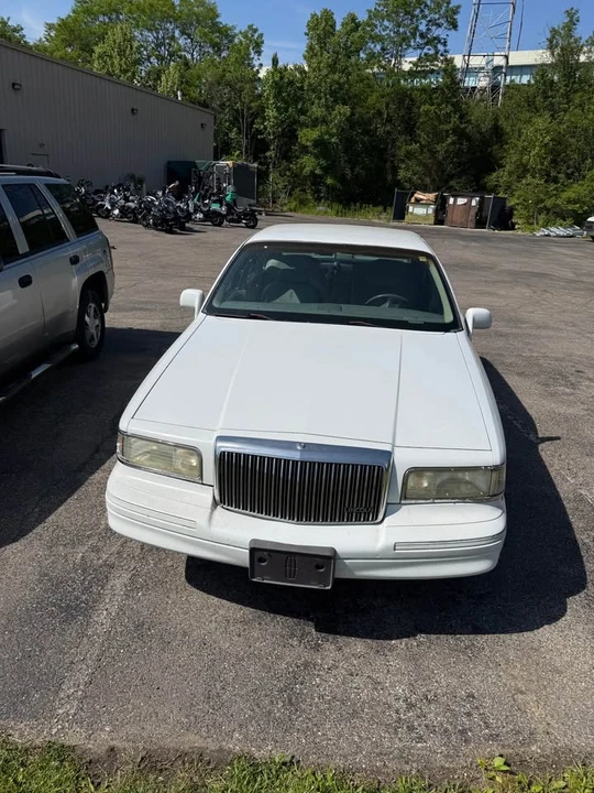 1997 Lincoln Town Car - Image 4 of 10