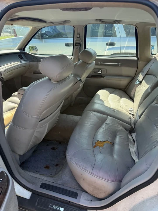 1997 Lincoln Town Car - Image 6 of 10