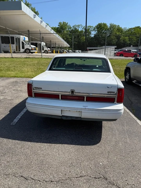 1997 Lincoln Town Car - Image 2 of 10