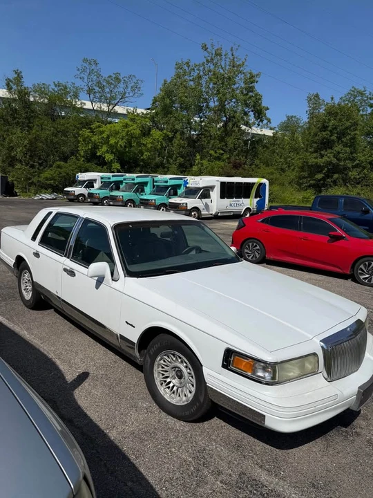 1997 Lincoln Town Car - Image 3 of 10