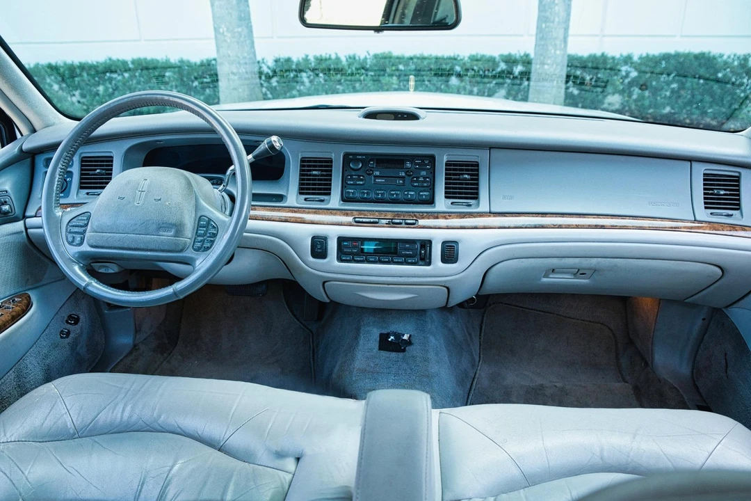 1997 Lincoln Town Car - Image 12 of 21