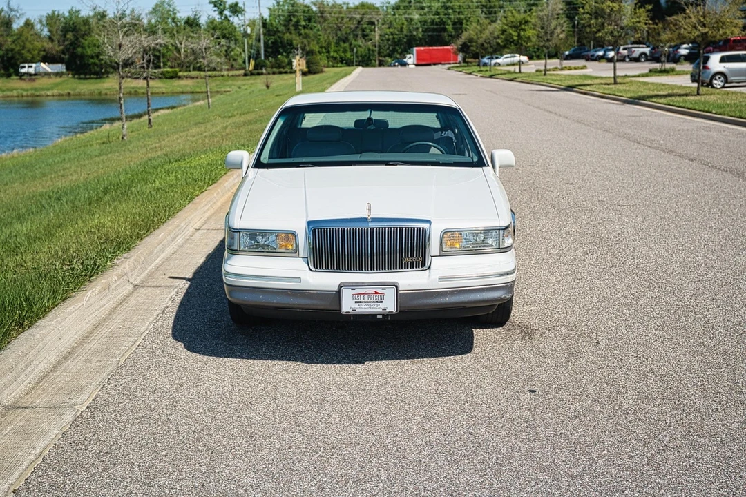1997 Lincoln Town Car - Image 10 of 21