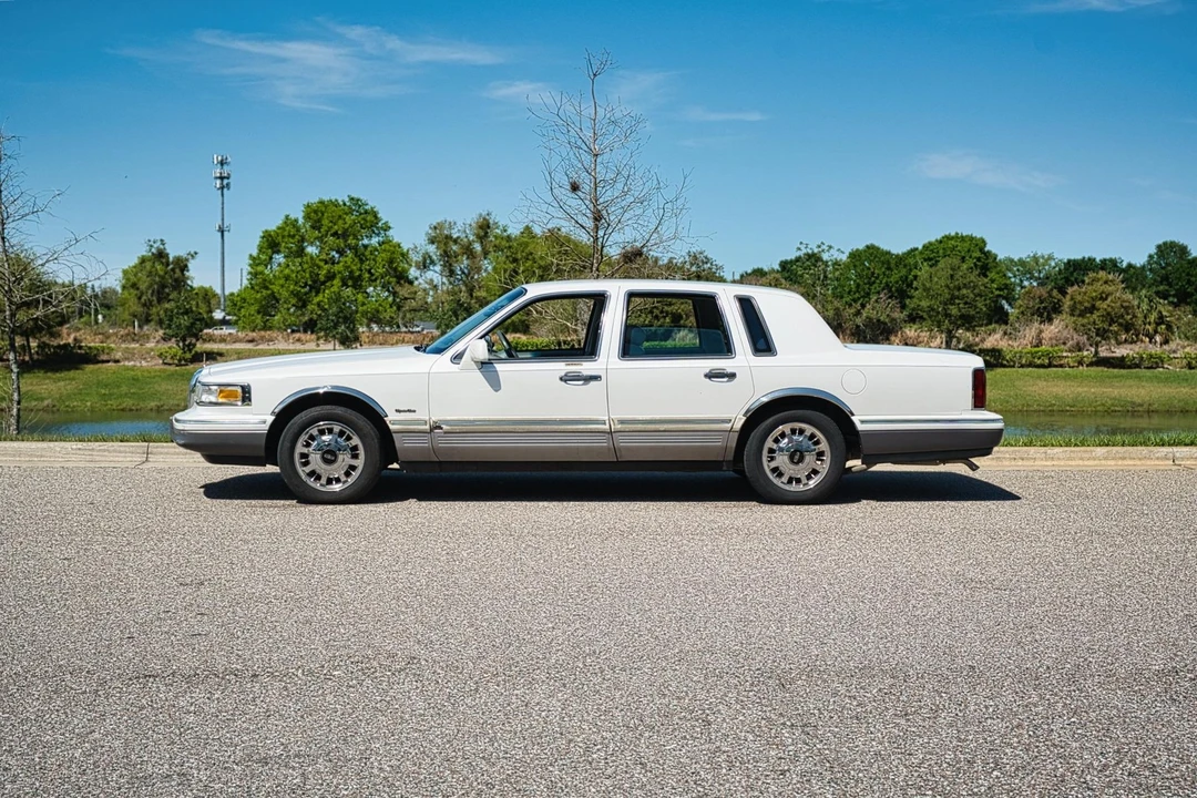 1997 Lincoln Town Car - Image 2 of 21