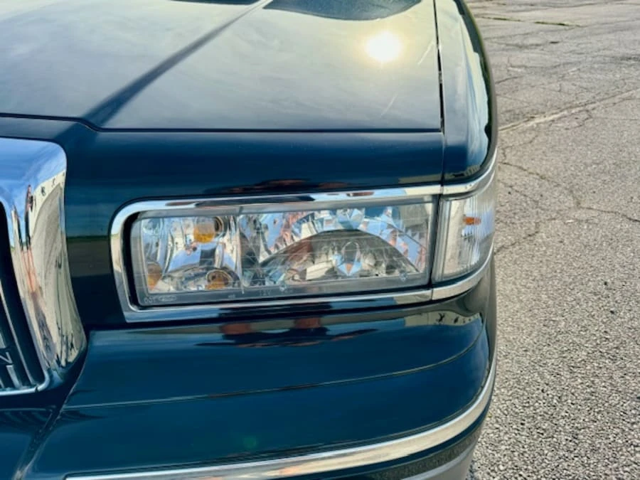 1997 Lincoln Town Car - Image 17 of 31