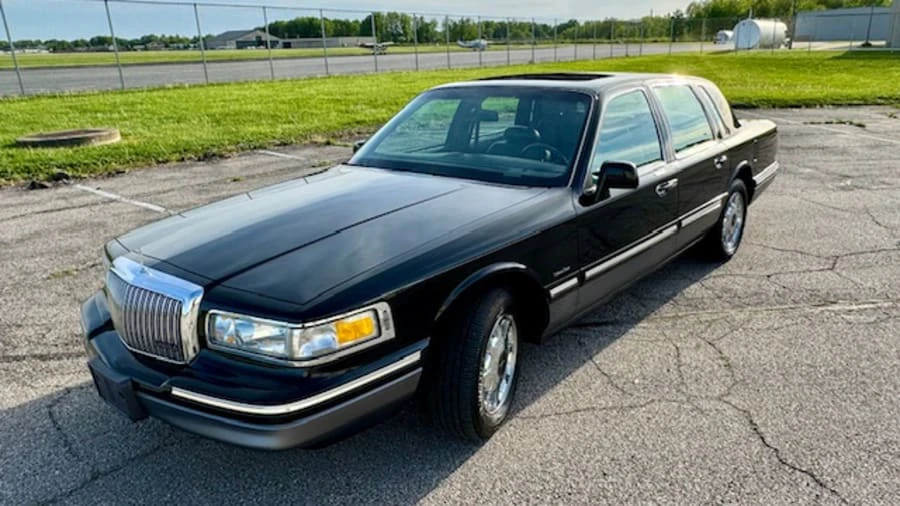1997 Lincoln Town Car - Image 9 of 31