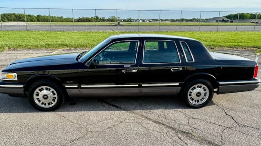 1997 Lincoln Town Car - Image 2 of 31