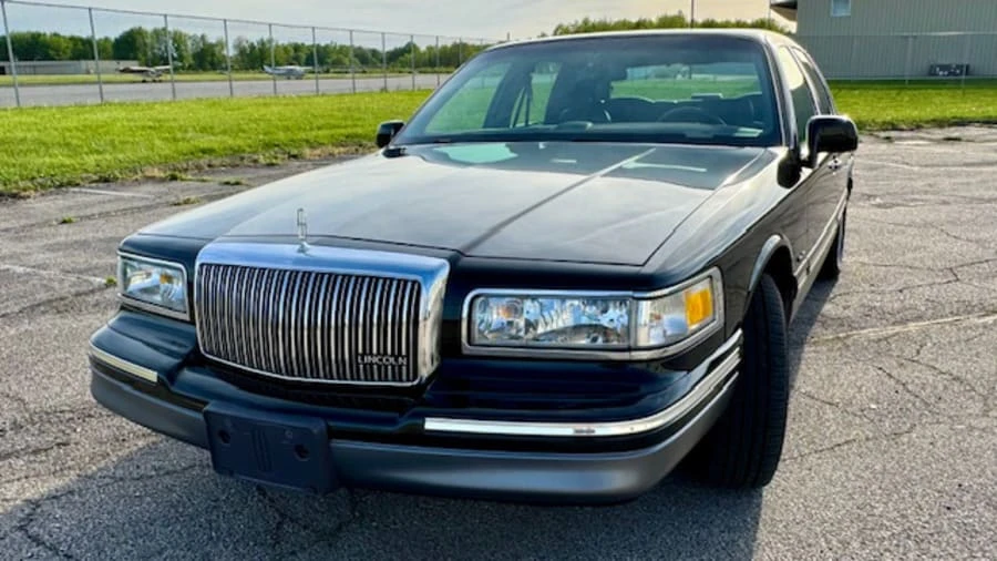 1997 Lincoln Town Car - Image 8 of 31