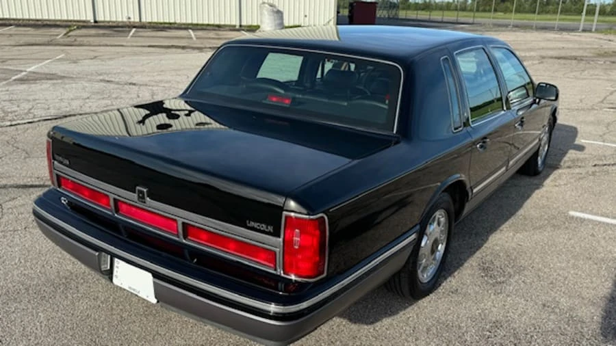 1997 Lincoln Town Car - Image 3 of 31