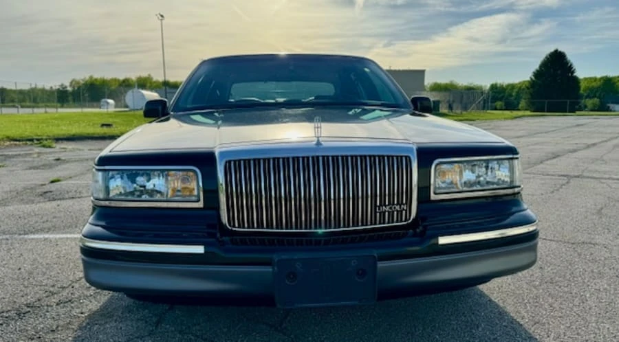 1997 Lincoln Town Car - Image 4 of 31