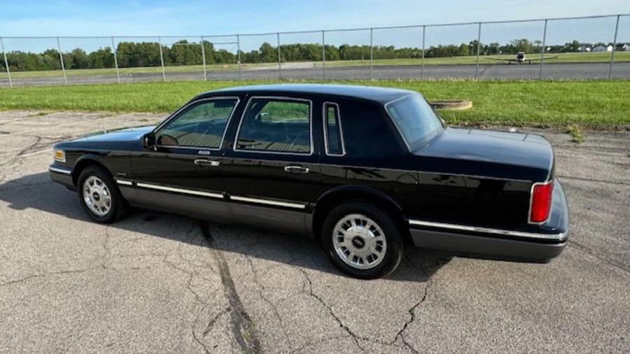 1997 Lincoln Town Car - Image 7 of 31