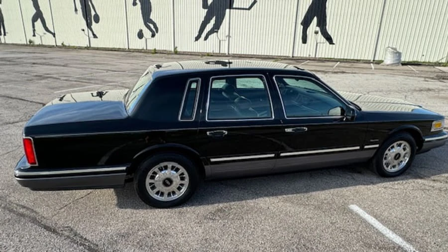 1997 Lincoln Town Car - Image 6 of 31