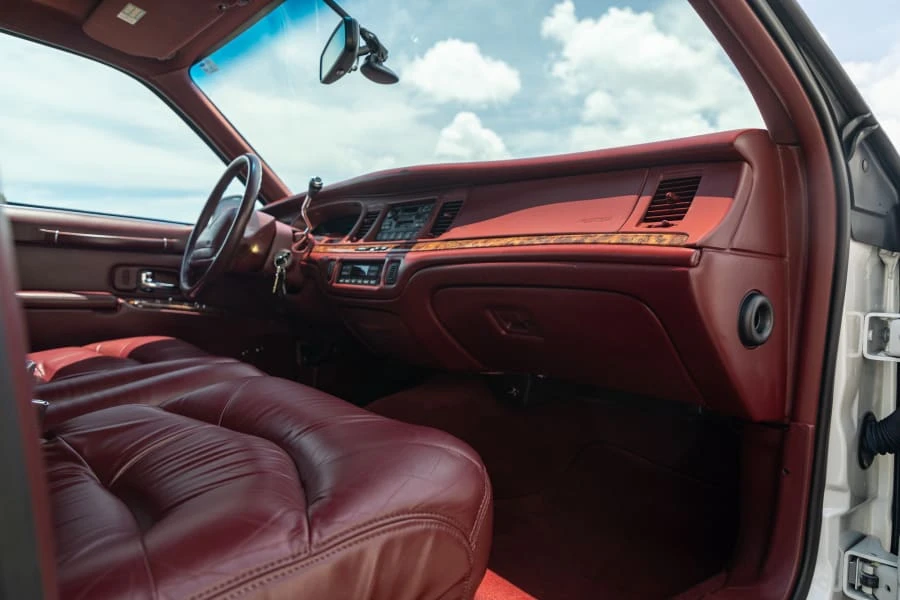 1997 Lincoln Town Car - Image 16 of 31