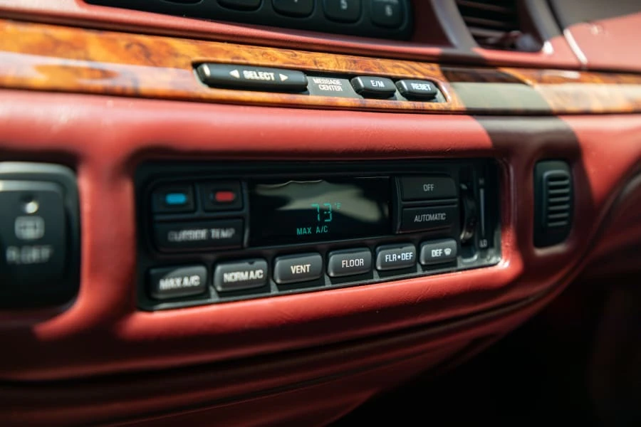 1997 Lincoln Town Car - Image 19 of 31