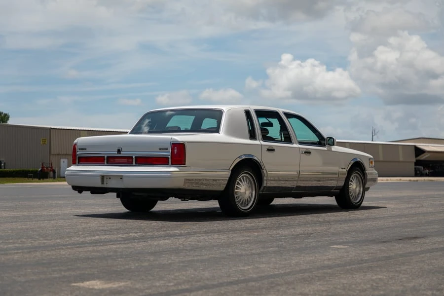 1997 Lincoln Town Car - Image 3 of 31