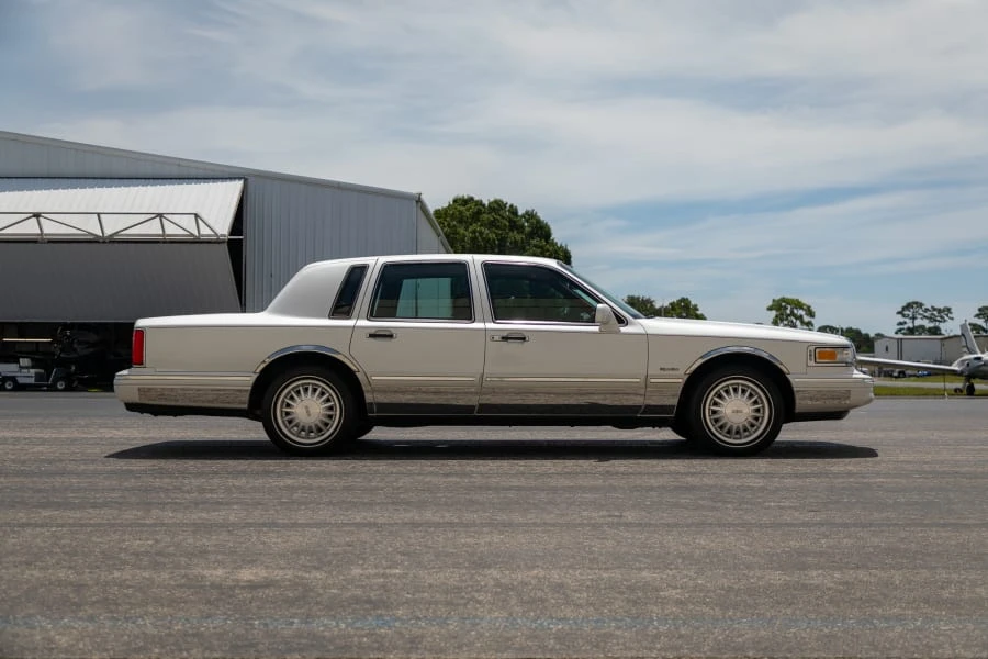 1997 Lincoln Town Car - Image 2 of 31